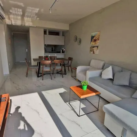 Mythical - 2 Bed Large Communal Pool, Close To Protaras 아파트 파라림니